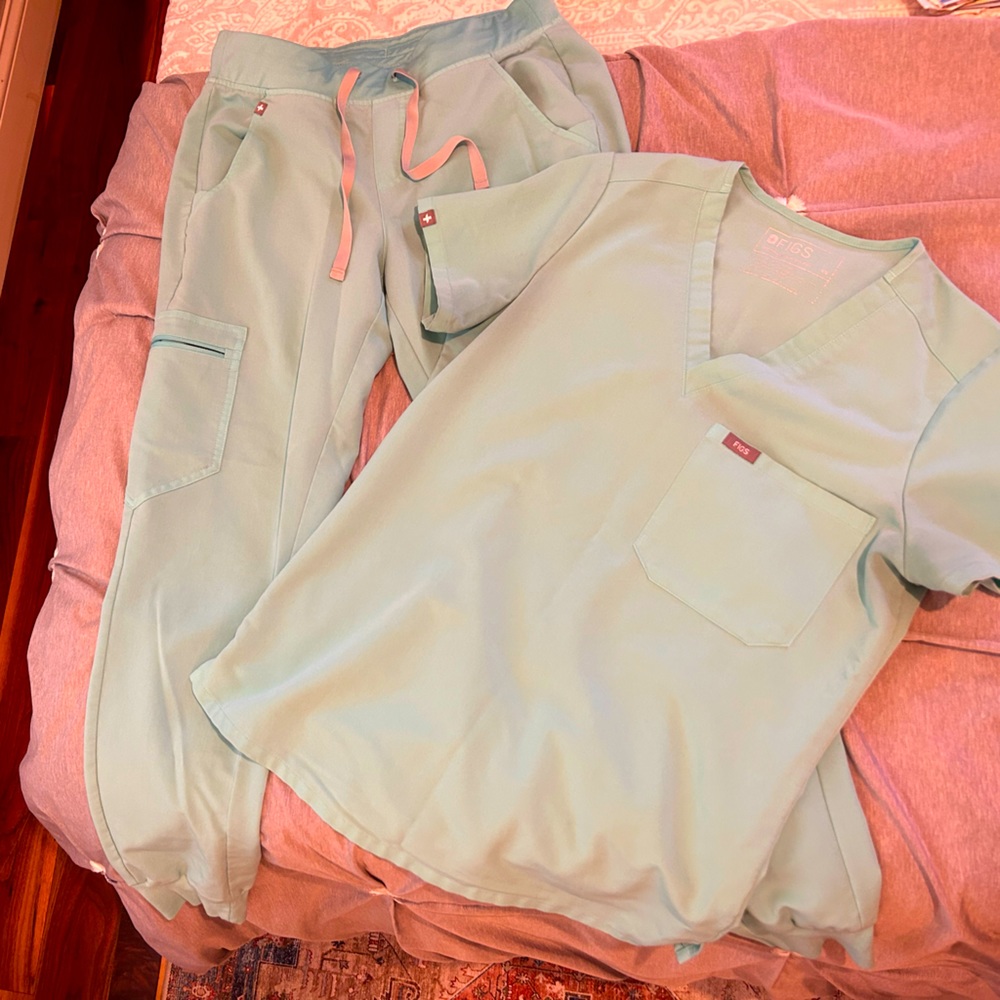 Women’s FIGS scrub set. Jogger bottoms size: small. Top size: XS
